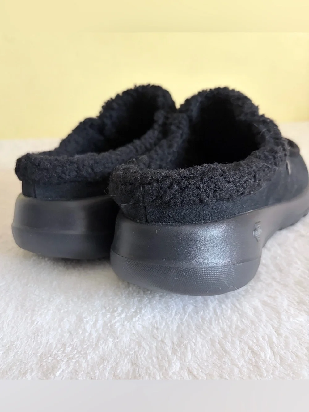 Skechers Women’s Black Sherpa-Lined Slip-On Shoes Sz 8.5